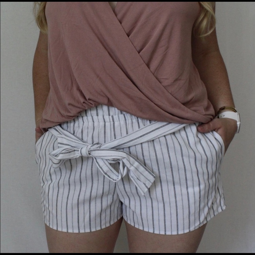 🌺 NWT Striped Bow Belt Shorts 🌺